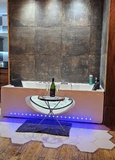 Confolens Apartment | Romantic Suite Penthouse with Jacuzzi in Confolens