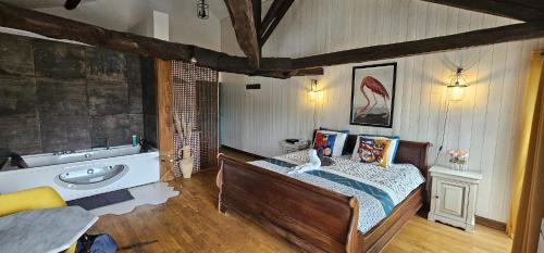 Confolens Apartment | Romantic Suite Penthouse with Jacuzzi in Confolens