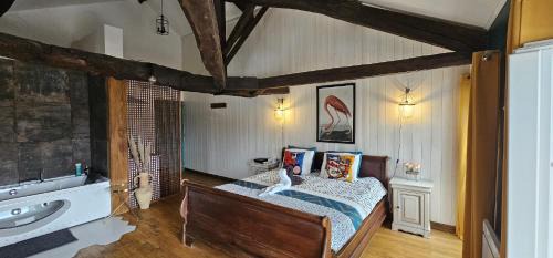 Confolens Apartment | Romantic Suite Penthouse with Jacuzzi in Confolens