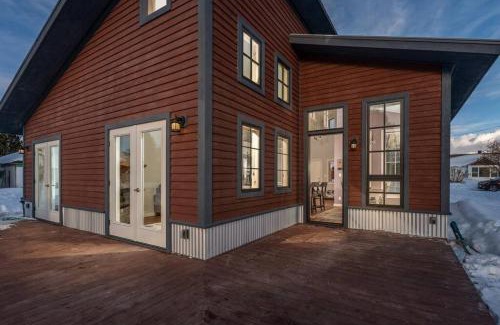 Driggs House | Family-Friendly Suite Retreat Near Top Dining Options