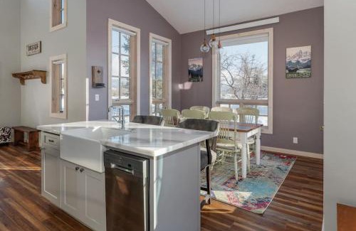 Driggs House | Family-Friendly Suite Retreat Near Top Dining Options