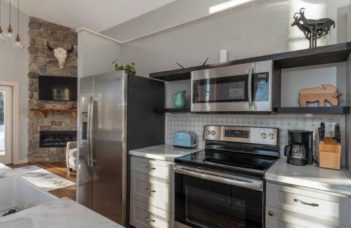 Driggs House | Family-Friendly Suite Retreat Near Top Dining Options