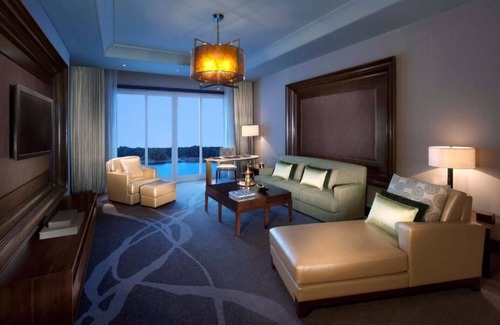 Eastern Mangrove Apartment | Private Pool Suite Room Steps from Starbucks