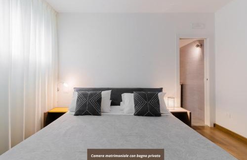 Lecce Apartment | Discover Suite Rosso & Nero: 4-Star Hotel with Hot Tub