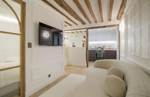 8th Arrondissement Apartment | Guest Rated 10/10: Suite Royale Near Palais de l'Elysée