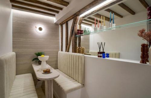 8th Arrondissement Apartment | Guest Rated 10/10: Suite Royale Near Palais de l'Elysée