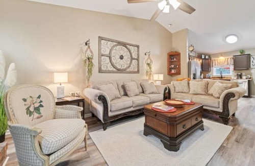Westgate House | Inviting Suite Southern Charm with Kitchen & Breakfast Included
