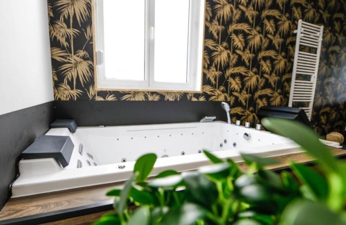 Pontavert Apartment | Relaxing Suite with Private Spa and Dining Options