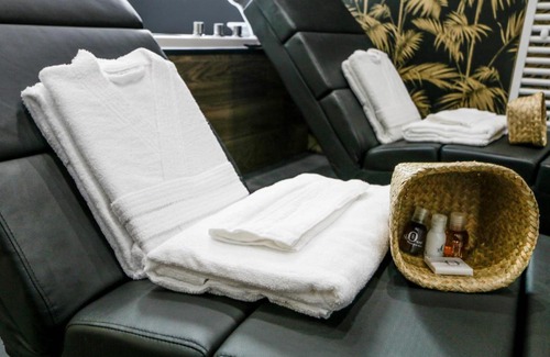 Pontavert Apartment | Relaxing Suite with Private Spa and Dining Options