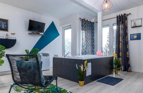 Chalifert House | Relax in Suite SPAradise - Spa & Hot Tub near Disneyland