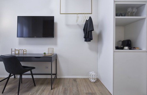Voghera Apartment | Inviting Suite Vogue Espresso with Kitchen & Breakfast Options
