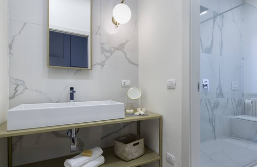 Voghera Apartment | Inviting Suite Vogue Espresso with Kitchen & Breakfast Options