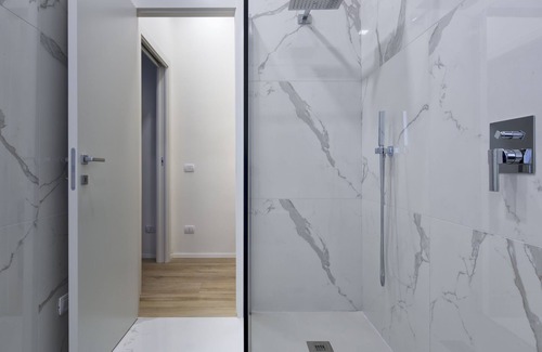 Voghera Apartment | Inviting Suite Vogue Espresso with Kitchen & Breakfast Options