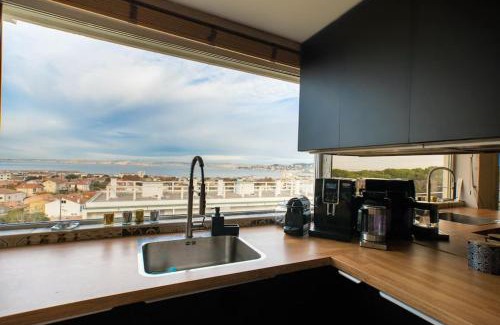 La Pointe Rouge Apartment | Relaxing Suite with Ocean View - Family and Pet Friendly