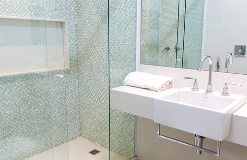 Sao Conrado Hotel | Comfortable Suite with Ocean View and Spa Amenities