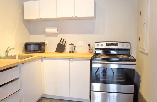 Bedford Apartment | Stylish Suite with AC and Kitchen, Guest Rated 8/10