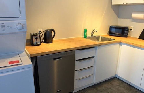 Bedford Apartment | Stylish Suite with AC and Kitchen, Guest Rated 8/10