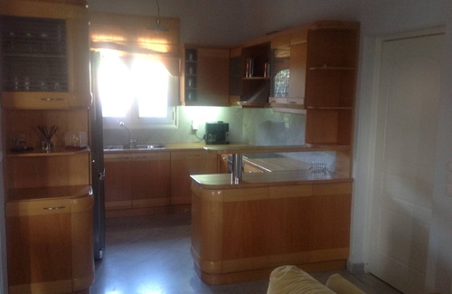 Kropia Apartment | Inviting Garden Suite with Breakfast and Family Amenities