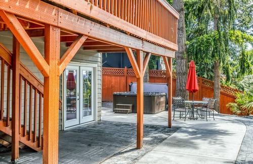 Totem Lake Apartment | Relaxing Suite with Hot Tub & Mountain Views - Pet Friendly