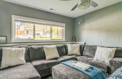 Totem Lake Apartment | Relaxing Suite with Hot Tub & Mountain Views - Pet Friendly