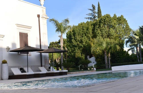 Conversano Villa | Relaxing Suite with Hot Tub and Steam Room Amenities
