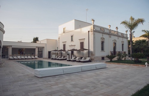 Conversano Villa | Relaxing Suite with Hot Tub and Steam Room Amenities