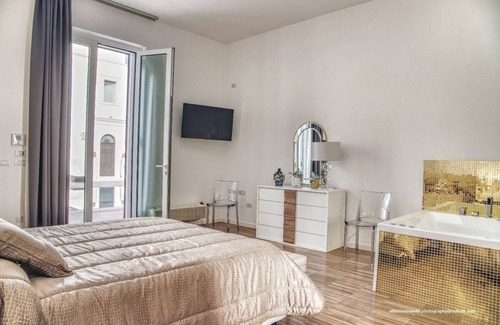 Conversano Villa | Relaxing Suite with Hot Tub and Steam Room Amenities