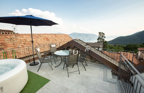 Trarego Viggiona House | Scenic Suite with Kitchen Overlooking Lake Maggiore