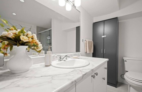 Fleetwood House | Modern Suite in Surrey with Family-Friendly Kitchen