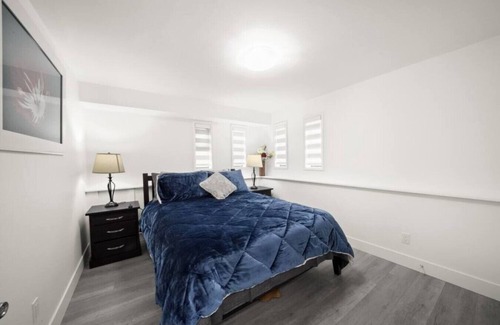 Fleetwood House | Modern Suite in Surrey with Family-Friendly Kitchen