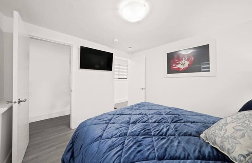 Fleetwood House | Modern Suite in Surrey with Family-Friendly Kitchen