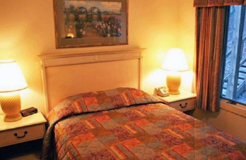 McGaheysville Resort | Cozy Suite with Majestic Mountain View & Pool Access
