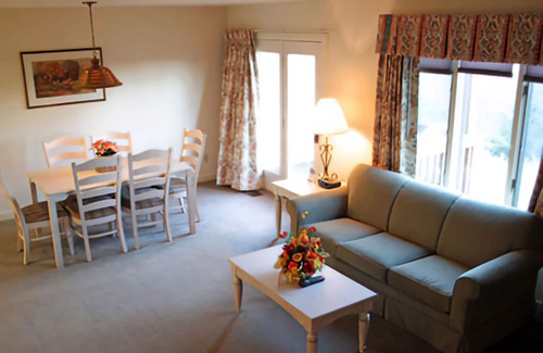 McGaheysville Resort | Cozy Suite with Majestic Mountain View & Pool Access