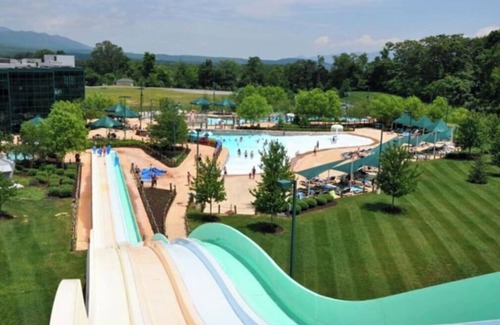 McGaheysville Resort | Cozy Suite with Majestic Mountain View & Pool Access