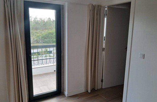 Castelo Apartment | Suite with private bathroom, living room and balcony overlooking Serra da Arrábida at Casa das Vinhas