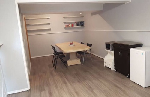 Airdrie House | Convenient Suite with Private Entrance near YYC Airport