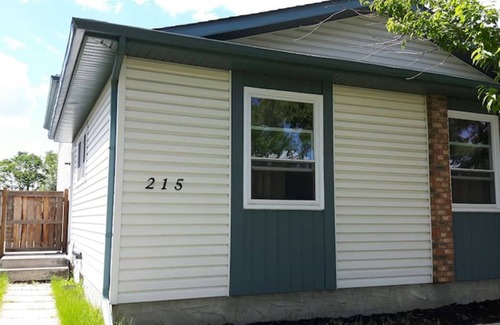 Airdrie House | Convenient Suite with Private Entrance near YYC Airport