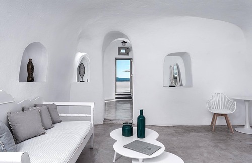Oia Hotel | Suite with Private Hot Tub