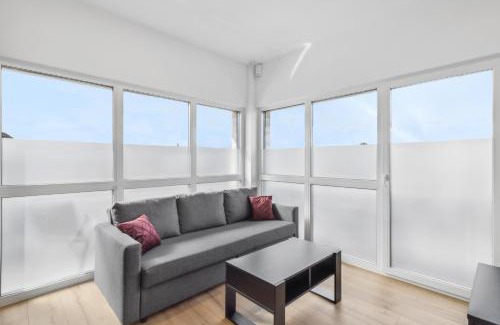 Dietzenbach Apartment | Modern SUITE4ME Apartments with Kitchen and Balcony