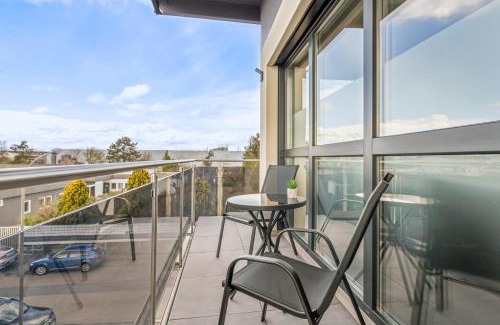 Dietzenbach Apartment | Modern SUITE4ME Apartments with Kitchen and Balcony