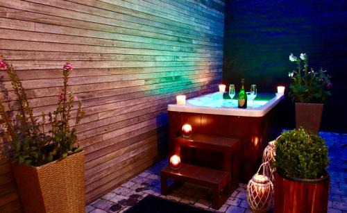 Liege Apartment | Discover SuiteDreams: Bubble Suite in Liège with Hot Tub