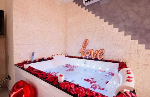San Giorgio a Cremano Apartment | Relaxing Getaway at SuiteHouse with Jacuzzi & Breakfast