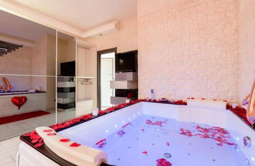 San Giorgio a Cremano Apartment | Relaxing Getaway at SuiteHouse with Jacuzzi & Breakfast