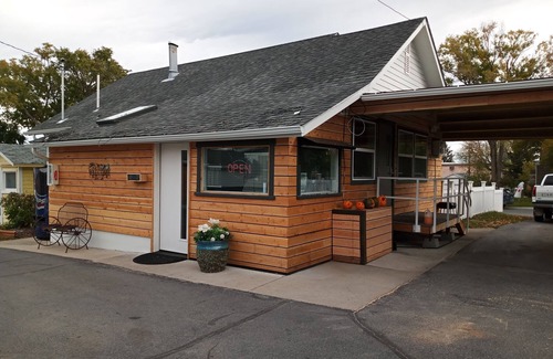Helena House | Victorian Queen Suites 35 +Up: Pet-Friendly Comfort Awaits