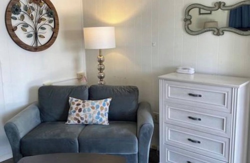 Helena House | Victorian Queen Suites 35 +Up: Pet-Friendly Comfort Awaits