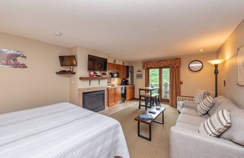 Thayerville Apartment | Cozy Lake View Studio Suite at Suites at Silver Tree A213