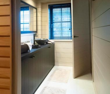 Heyd House | Elegant Suites de la Vallée 6: Family-Friendly Getaway
