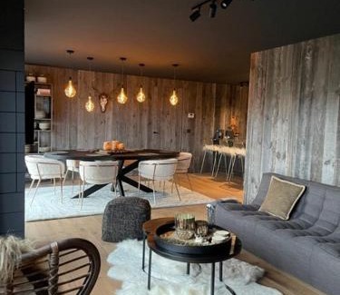 Heyd House | Elegant Suites de la Vallée 6: Family-Friendly Getaway
