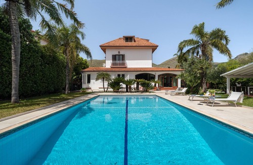 Partanna Villa | Relaxing Suites with Ocean Views in Beautiful Mondello