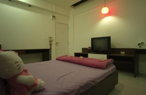 Salaya House | Budget-Friendly Sukontha Mansion: Family Dining & Great Reviews